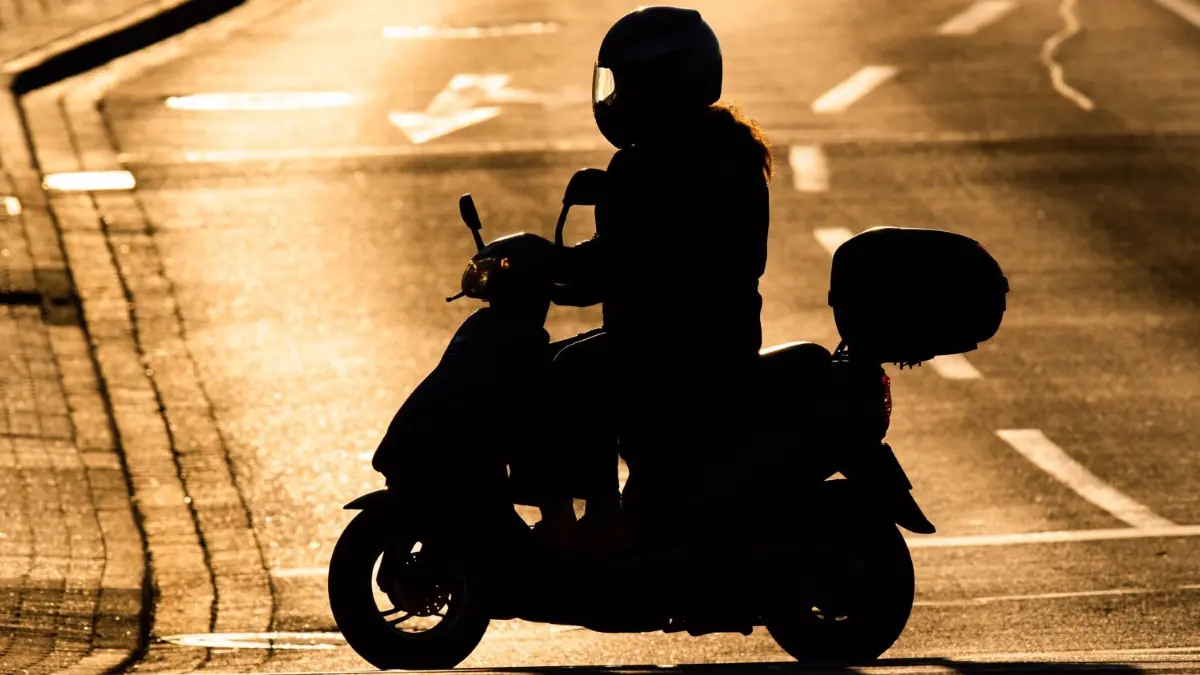 Der Roller ist wieder da (hier ein Symbolbild), die Diebe sind geflüchtet.
ARCHIV - Sicher unter der Sonne: Auch auf Kleinkrafträder wie Motorroller schwingt man sich besser nicht ohne ausreichende Schutzkleidung. Foto: Julian Stratenschulte/dpa/dpa-mag - Honorarfrei nur für Bezieher des Dienstes dpa-Magazin +++ dpa-Magazin +++