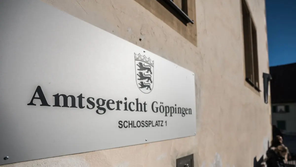 Wegen des Angriffs auf Polizisten, Bedrohung und Sachbeschädigung wurde ein 27–jähriger Angeklagter vor dem Göppinger Amtsgericht zu einer Haftstrafe von zehn Monaten auf Bewährung verurteilt.