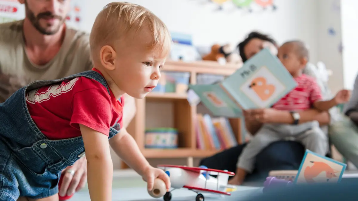 BEACHTEN: NPG-erweiterte Lizenz / Mantel, Kleiner Junge, Baby, Spiel, Spielgruppe, Spielsachen. Download am 09.05.2024 für A. Bögelein, SWP, Wirtschaft, Print und Online. 244455426, Foto: © Rawpixel.com / stock.adobe.com