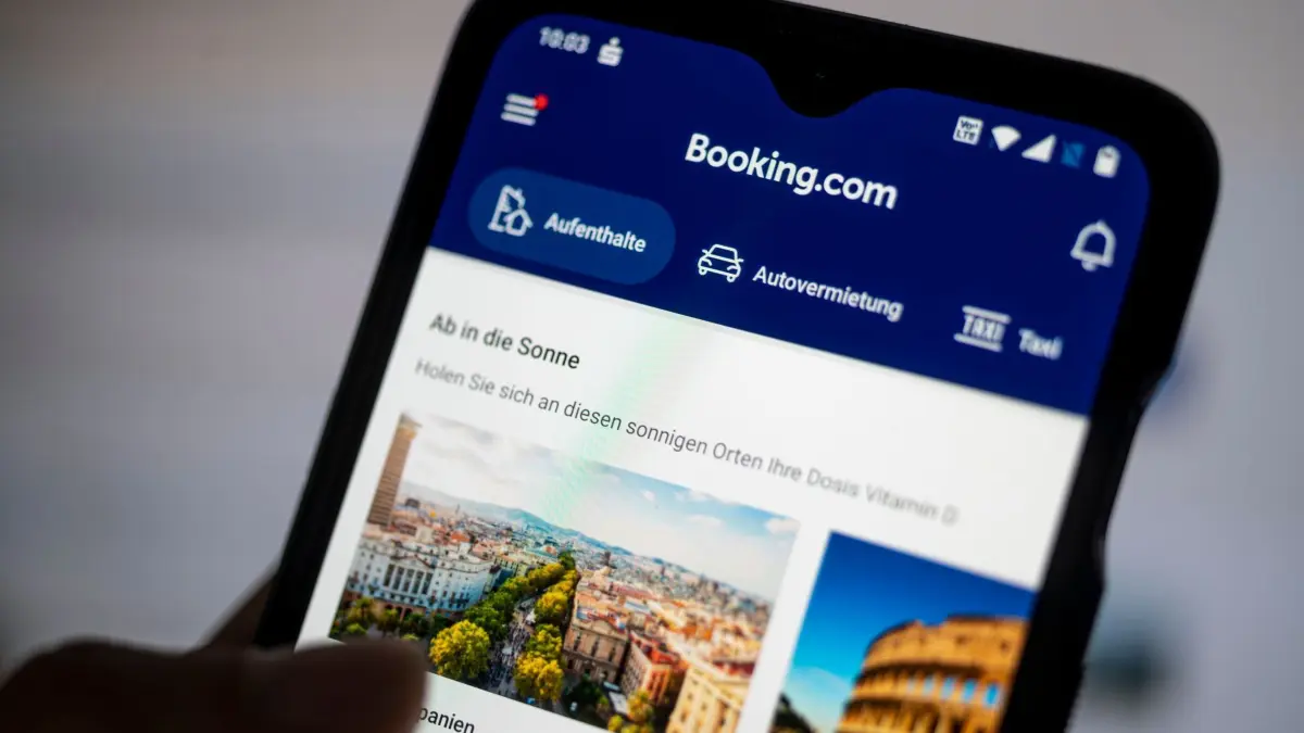 Booking.com: ARCHIV - 16.05.2021, Berlin: Auf einem Smartphone ist die App des Reiseportals Booking.com zu sehen. Das Buchungsportal muss in der EU künftig strengere Regeln einhalten. (zu dpa: «EU-Kommission: Striktere Regeln für Buchungsportal Booking») Foto: Fabian Sommer/dpa +++ dpa-Bildfunk +++