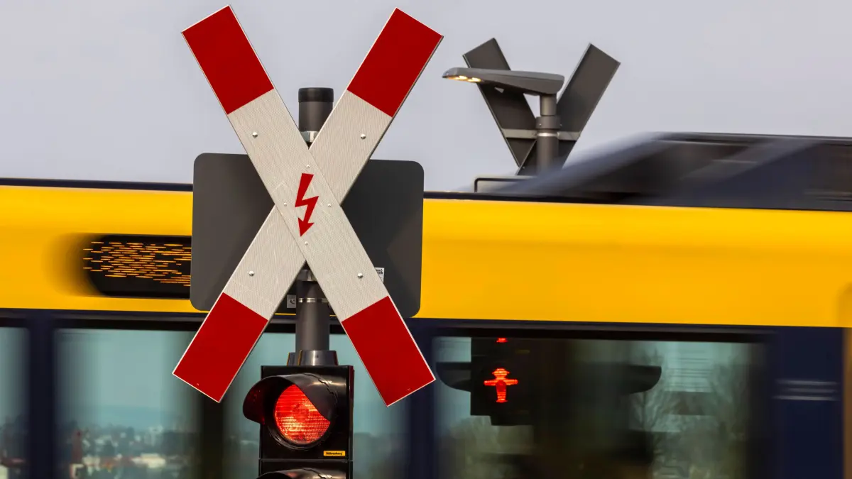 Stadtbahn der SSB Stuttgart mit Warnlicht und Andreaskreuz. // 14.04.2022: DEU, Deutschland, Baden–W?rttemberg, Leinfel: Stadtbahn der SSB Stuttgart mit Warnlicht und Andreaskreuz. // 14.04.2022: DEU, Deutschland, Baden-W?rttemberg, Leinfelden-Echterdingen. *** Light rail of SSB Stuttgart with warning light and St. Andrews cross 14 04 2022 DEU, Germany, Baden W?rttemberg, Leinfelden Echterdingen