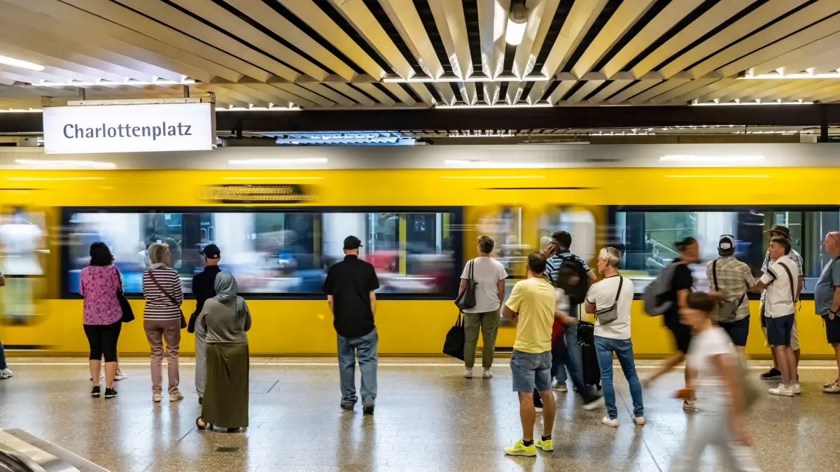 Haltestelle Charlottenplatz der Stadtbahn Stuttgart. // 20.07.2023: Stuttgart, Baden–W?rttemberg, Deutschland, Europa **: Haltestelle Charlottenplatz der Stadtbahn Stuttgart. // 20.07.2023: Stuttgart, Baden-W?rttemberg, Deutschland, Europa *** Charlottenplatz stop on Stuttgart 20 07 2023 Stuttgart, Baden W?rttemberg, Germany, Europe
