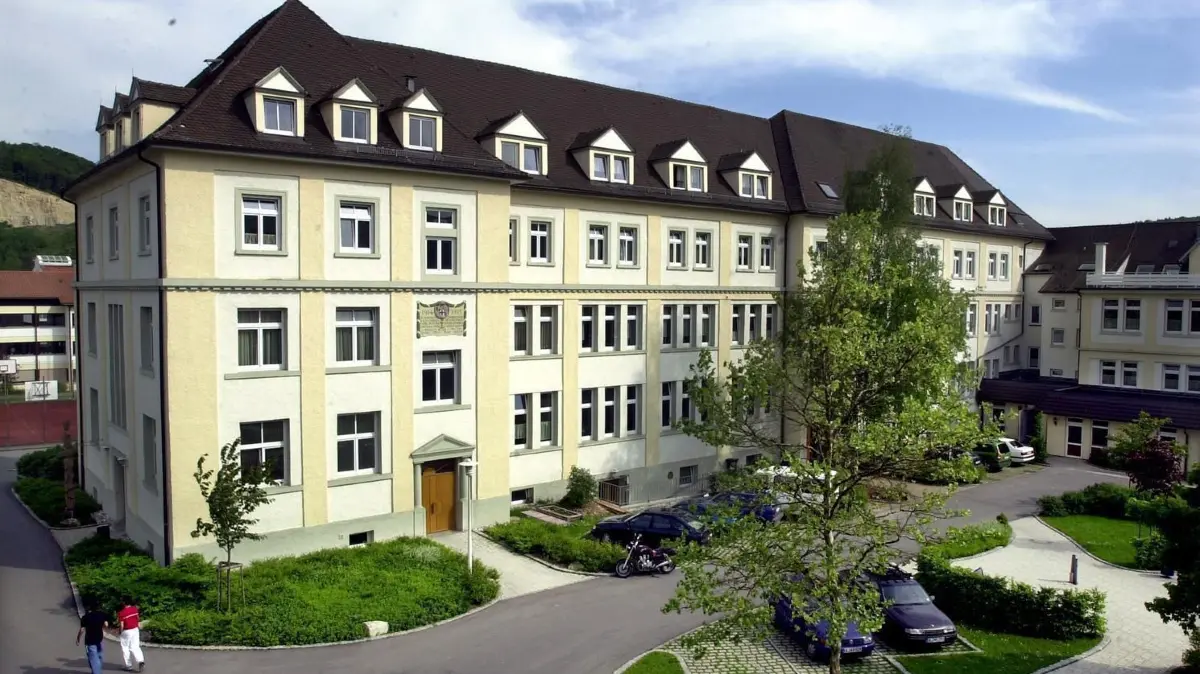 Das St. Konradihaus in Schelklingen wurde 1880 als „Rettungsanstalt für ältere katholische Knaben“ gegründet. Die Jugendhilfeeinrichtung besitzt große Gebäude mitten in der Schelklinger Innenstadt.
Kämpft gegen massive Kritik: Das St. Konradihaus in Schelklingen. Foto: Emmenlauer digi