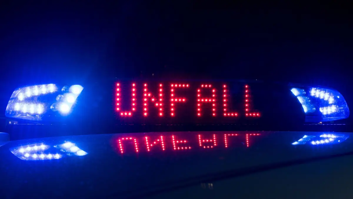 Blaulicht: ARCHIV - 30.06.2018, Sachsen, Dresden: ILLUSTRATION - Das Blaulicht auf einem Fahrzeug der Polizei leuchtet in der Dunkelheit, während auf dem Display der Hinweis "Unfall" zu lesen ist. (zu dpa: «Auto rammt zwei Lastwagen auf A3 - Fahrerin schwer verletzt») Foto: Monika Skolimowska/dpa-Zentralbild/dpa +++ dpa-Bildfunk +++