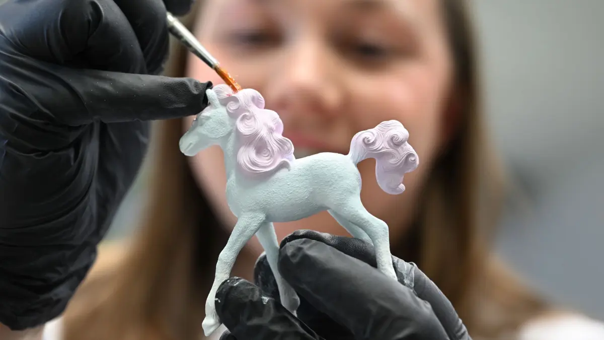 Spielfigurenhersteller Schleich: ARCHIV - 19.01.2023, Baden-Württemberg, Schwäbisch Gmünd: Eine Mitarbeiterin des Spielfigurenherstellers Schleich bemalt am Firmensitz in Schwäbisch Gmünd einen Prototypen einer neuen Figur. (zu dpa: «Nach fast 90 Jahren: Spielwarenhersteller Schleich verlegt Hauptsitz») Foto: Bernd Weißbrod/dpa +++ dpa-Bildfunk +++