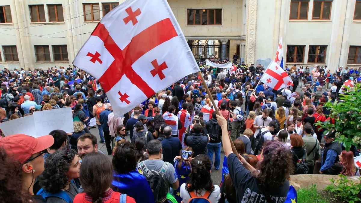 Proteste in Georgien — Gesetz zur Kontrolle der Zivilgesellschaft: 28.05.2024, Georgien, Tiflis: Demonstranten schwenken georgische Nationalfahnen während eines Protestes der Opposition gegen das Gesetz über ausländische Einflussnahme vor dem Parlamentsgebäude. Foto: Shakh Aivazov/AP/dpa +++ dpa-Bildfunk +++