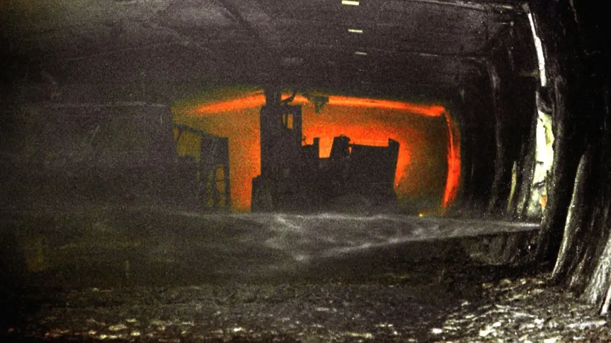 25. Jahrestag Brand im Tauerntunnel: ARCHIV - 29.05.1999, Österreich, Salzburg: Gespenstisch leuchtet die rote Feuersbrunst aus dem Tauerntunnel. (zu dpa: «Gedenken an Brandkatastrophe im Tauerntunnel vor 25 Jahren») Foto: epa apa/APA/dpa +++ dpa-Bildfunk +++