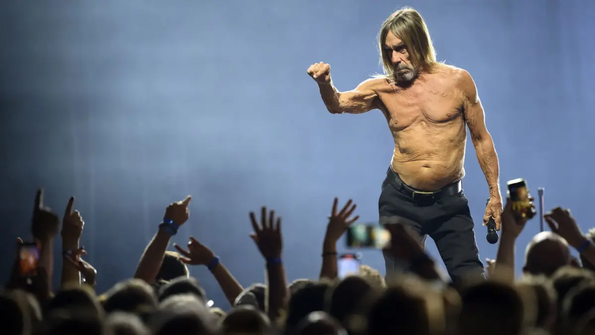 Montreux Jazz Festival — Iggy Pop: ARCHIV - 06.07.2023, Schweiz, Montreux: Iggy Pop, US Sänger, tritt auf der Bühne des Auditorium Stravinski beim 57. Montreux Jazz Festival (MJF) auf. Foto: Laurent Gillieron/KEYSTONE/dpa +++ dpa-Bildfunk +++