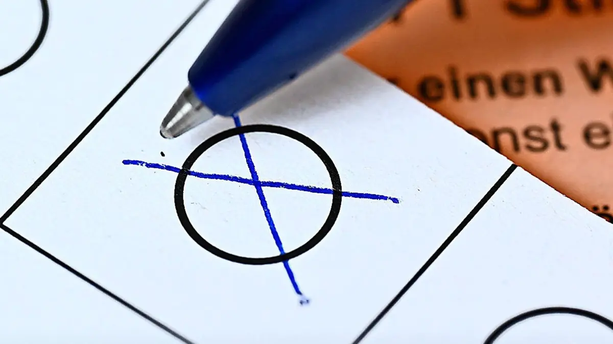PRODUKTION - 15.05.2024, Baden-Württemberg, Stuttgart: Ein Wahlzettel für die Wahl zum Europaparlament liegt auf einem Tisch, dahinter der Stimmzettel für die Wahl der Vertreter der Regionalversammlung. (zu dpa: «Wahlen in Hamburg: Knapp 30 000 Jugendliche dürfen mitwählen») Foto: Bernd Weißbrod/dpa +++ dpa-Bildfunk +++