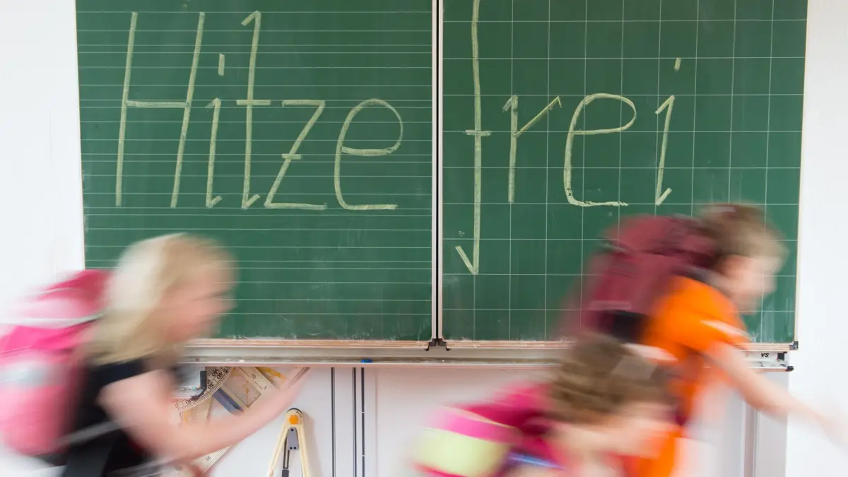 Grüne: Schule besser auf Hitzeperioden einstellen: ARCHIV - 06.07.2022, NA, Dresden: Wer Hitzefrei hat, kann schnell nach Hause oder ins Freibad. (zu dpa: «Grüne: Schule besser auf Hitzeperioden einstellen») Foto: Sebastian Kahnert/dpa-Zentralbild/dpa +++ dpa-Bildfunk +++