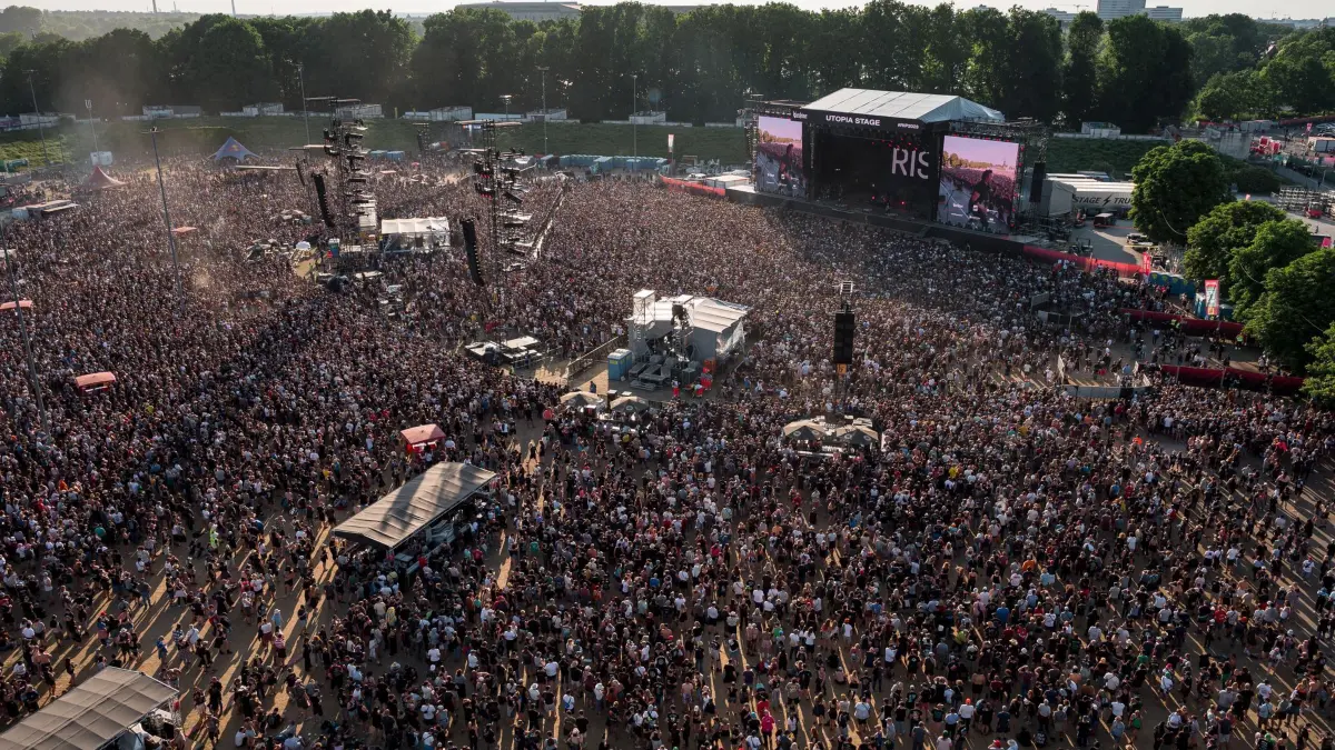 Rock im Park: ARCHIV - 04.06.2023, Bayern, Nürnberg: Beim Auftritt der Band Rise Against auf der Utopia Stage, beim Abschluss des Open-Air-Festivals Rock im Park, stehen junge Zuschauer dicht an dicht. (Die Aufnahme wurde vone einem Riesenrad aus gemacht). (zu dpa: ««Senioren im Park» - mehr Ältere auf großen Festivals») Foto: Daniel Vogl/dpa +++ dpa-Bildfunk +++