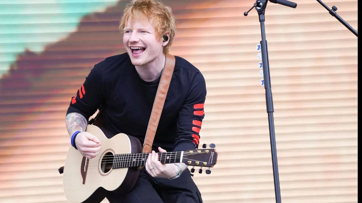 Ed Sheeran und Nelly Furtado beim EM–Fanfest in München: ARCHIV - 28.05.2022, Großbritannien, Coventry: Ed Sheeran tritt während des BBC Radio 1's Big Weekend im War Memorial Park in Coventry auf der Hauptbühne auf. Am 12. Juni ist der Superstar in München zu erleben - beim Fanfest zur Fußball-Europameisterschaft. Auch Nelly Furtado, Mark Forster und Dylan werden bei dem Megakonzert auf der Theresienwiese auftreten. (zu dpa: «30 000 Zuschauer weniger zu Fanfest erwartet») Foto: Ian West/Press Association/dpa +++ dpa-Bildfunk +++
