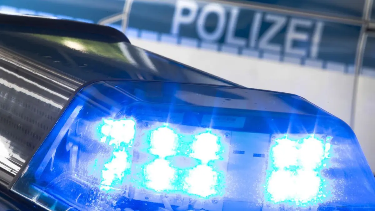 Den Gesamtschaden des Unfalls schätzt die Polizei auf rund 27.000 Euro.
ARCHIV - 27.07.2015, NA, ---: Ein Blaulicht leuchtet auf dem Dach eines Polizeiwagens. (zu dpa: «19-Jähriger bei Quad-Unfall schwer verletzt») Foto: Friso Gentsch/dpa +++ dpa-Bildfunk +++