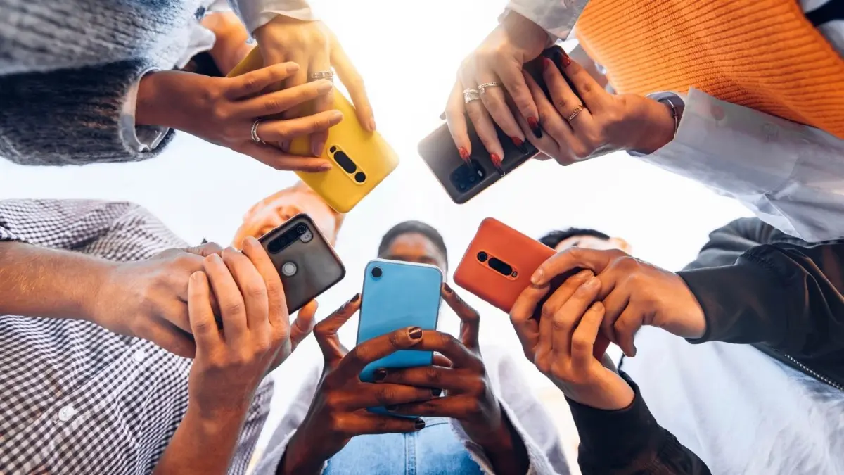 Digitaler Wahlkampf: Die Parteien setzen auf soziale Medien, um Erstwähler zu erreichen.Foto: © Davide Angelini /adobe.stock.com
Smartphone Phone Chat Jugend Jugendliche Gruppe Kreis Handy chatten teilen Freunde Mannschaft Bilder Kriminalität
Foto: © Davide Angelini /adobe.stock.com