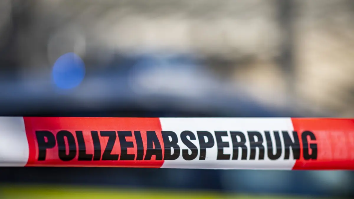 ARCHIV - 28.09.2021, Nordrhein-Westfalen, Gütersloh: Ein Absperrband mit der Aufschrift «Polizeiabsperrung» ist vor einem Polizeiwagen aufgespannt. (Illustration zu: "Vermisste 14-Jährige aus Baden-Württemberg ist tot ") Foto: David Inderlied/dpa +++ dpa-Bildfunk +++