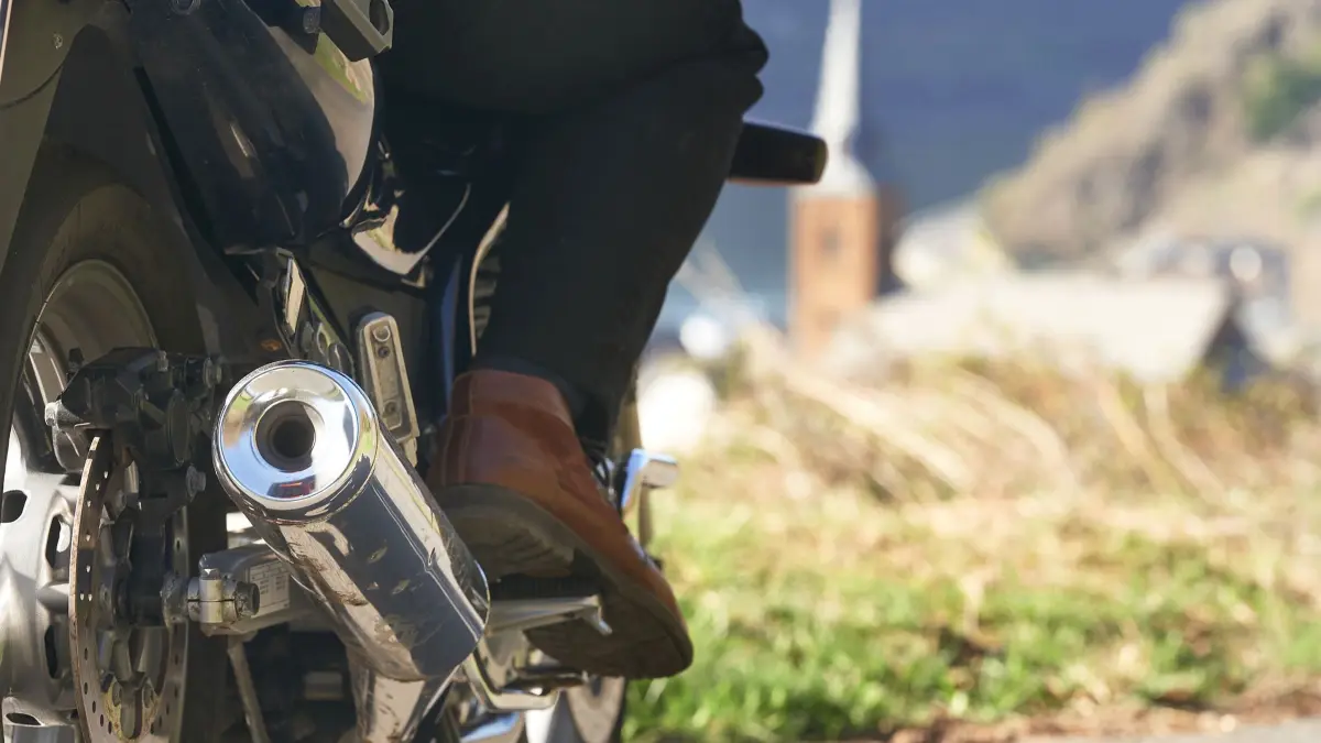 Ein Motorradfahrer fährt über eine Landstraße: ARCHIV - Weniger Gas, vorsichtiger bremsen: Neue Reifen sollten die ersten 50 bis 100 Kilometer vorsichtig eingefahren werden. (zu dpa: «Wie lange muss ich neue Motorradreifen einfahren?») Foto: Thomas Frey/dpa/dpa-tmn - Honorarfrei nur für Bezieher des dpa-Themendienstes +++ dpa-Themendienst +++