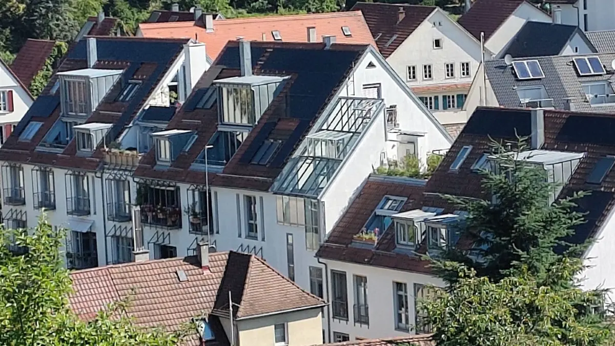 Das Mehrfamilienhaus, in dem Helmut Böhnisch wohnt, sieht dreigeteilt aus. Es hat zwei PV-Anlagen auf dem Dach – und bald eine Wärmepumpe.