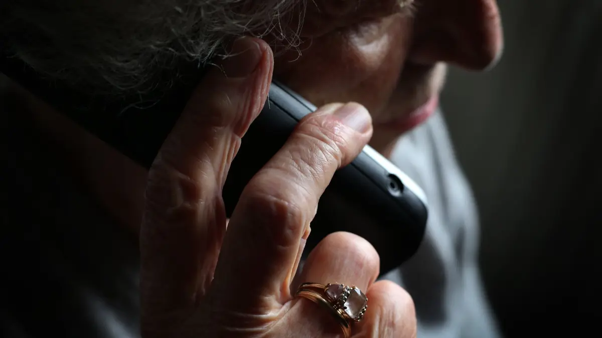 ARCHIV - 11.10.2019, Bayern, Würzburg: Eine ältere Frau telefoniert mit einem schnurlosen Festnetztelefon. Es wird vor einer neuen Betrugsmasche gewarnt. (zu dpa: «Angebliche Anrufe von Lotto - Warnung vor Betrugsmasche am Telefon») Foto: Karl-Josef Hildenbrand/dpa +++ dpa-Bildfunk +++
