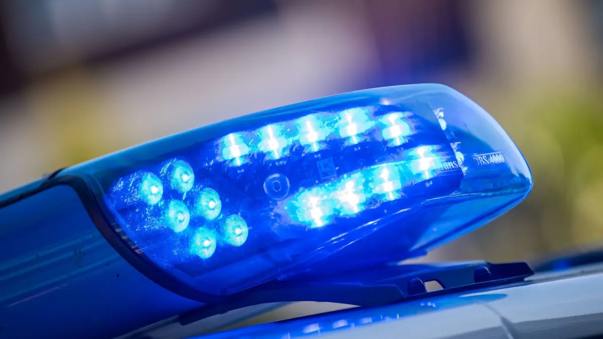 Blaulicht: SYMBOLBILD - 11.08.2022, Niedersachsen, Vechta: Ein Blaulicht ist auf dem Dach eines Polizeifahrzeugs zu sehen. (zu dpa: «Clan-Kriminalität: Ermittler für Zentralstellen auch in NRW») Foto: Lino Mirgeler/dpa +++ dpa-Bildfunk +++
