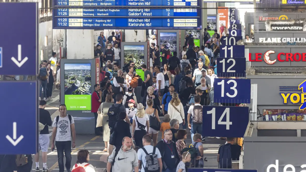 Anzeigentafel am Hauptbahnhof Stuttgart mit Reisenden. // 09.06.2024: Stuttgart, Baden-Württemberg, Deutschland, Europa *** Display board at Stuttgart main station with travelers 09 06 2024 Stuttgart, Baden Württemberg, Germany, Europe