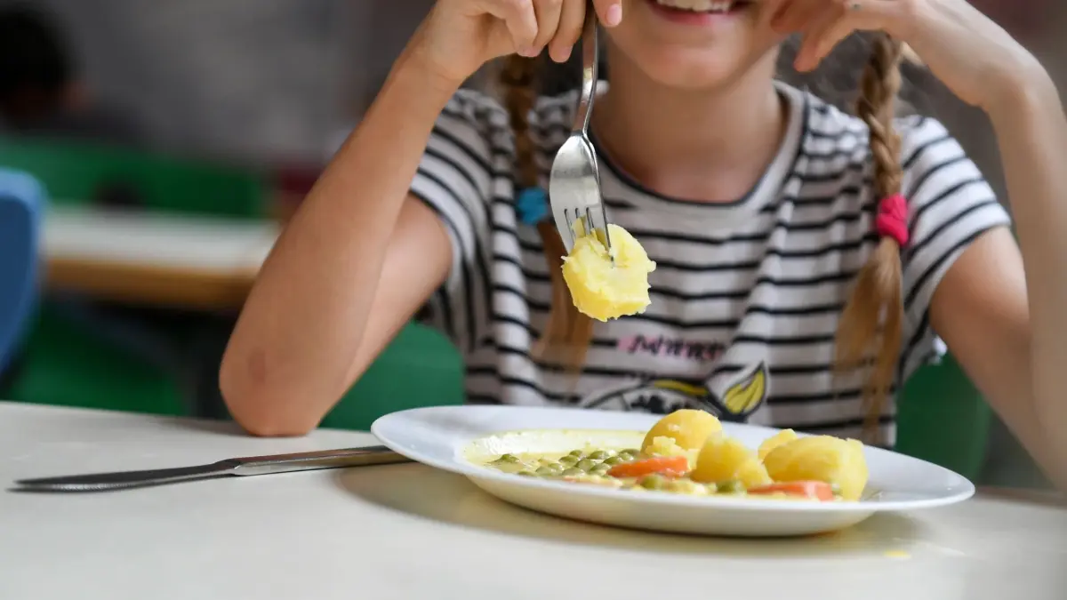 Schulessen: ARCHIV - 07.08.2019, Berlin: Schüler sitzen beim Mittagessen in der Mensa einer Grundschule. (zu dpa: «Kostenlose Schul-Mittagessen in Niedersachsen nicht in Sicht») Foto: Jens Kalaene/dpa-Zentralbild/dpa +++ dpa-Bildfunk +++