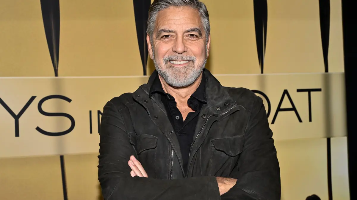 George Clooney: ARCHIV - 13.12.2023, USA, New York: Regisseur und Schauspieler George Clooney besucht eine Sondervorführung von "The Boys in the Boat" im Museum of Modern Art in New York. (zu dpa: «Kritik aus Senat und Hollywood - Weiter Zweifel an Biden») Foto: Evan Agostini/AP/dpa +++ dpa-Bildfunk +++