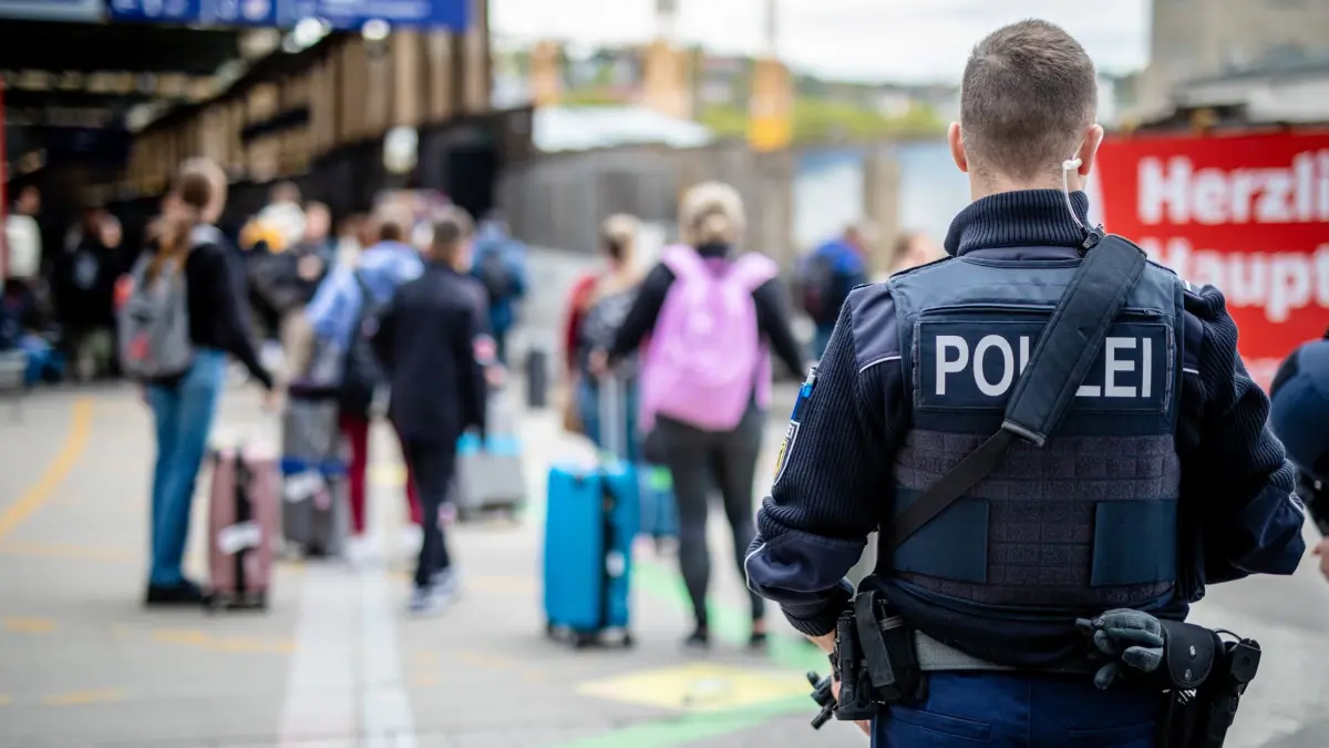 29.10.2023, Baden-Württemberg, Stuttgart: Ein Polizist steht am Hauptbahnhof. Am Bahnhof der baden-württembergischen Landeshauptstadt gab es am Vormittag eine Bedrohungslage - der Bahnhof wurde dabei von der Polizei geräumt und abgesperrt. Mittlerweile ist der Bahnhof wieder für den Personenverkehr geöffnet. Foto: Christoph Schmidt/dpa +++ dpa-Bildfunk +++