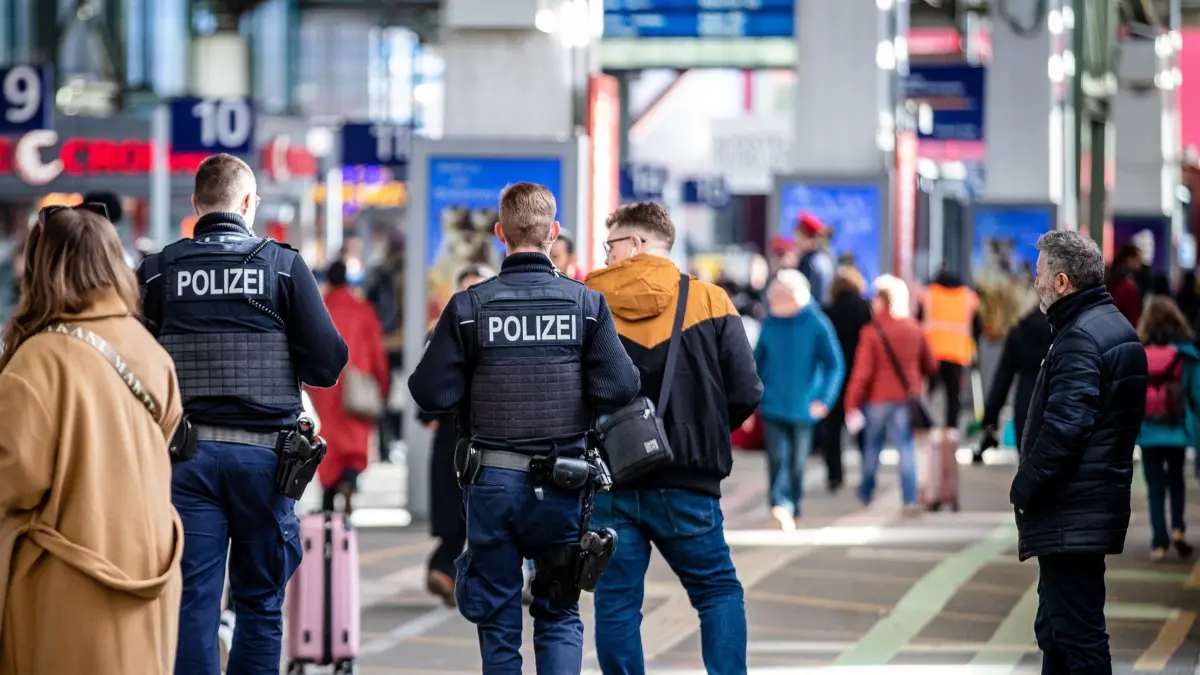 ARCHIV - 28.01.2024, Baden-Württemberg, Stuttgart: Zwei Polizisten gehen durch den Stuttgarter Hauptbahnhof. (zu dpa: «Sicherheit im Nahverkehr lässt nach - Aggression nimmt zu») Foto: Christoph Schmidt/dpa +++ dpa-Bildfunk +++