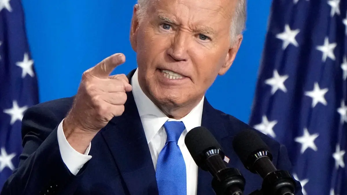 Führender Demokrat aus US-Kongress trifft Biden: 11.07.2024, USA, Washington: US-Präsident Joe Biden spricht auf einer Pressekonferenz am letzten Tag des NATO-Gipfels in Washington. Der demokratische Minderheitsführer des US-Repräsentantenhauses, Hakeem Jeffries, hat sich persönlich mit US-Präsident Joe Biden getroffen und ihm die Sorgen seiner Parteikollegen übermittelt. (zu dpa: «Führender Demokrat aus US-Kongress trifft Biden») Foto: Jacquelyn Martin/AP/dpa +++ dpa-Bildfunk +++
