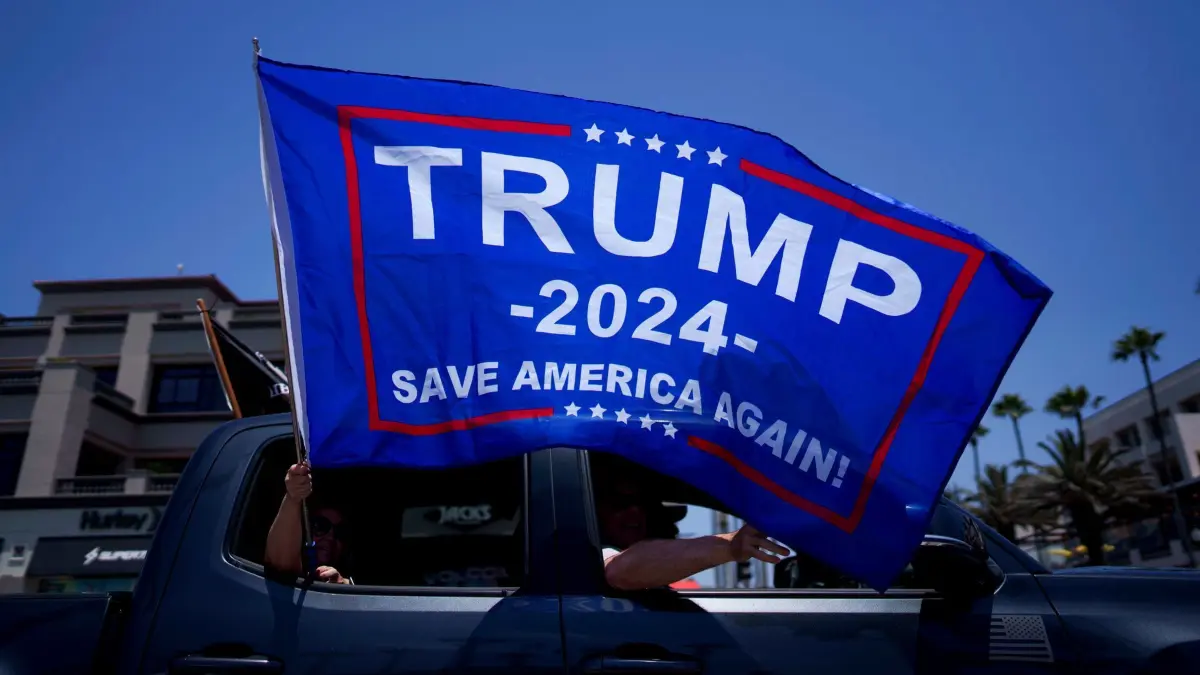 Wahlkampf in den USA - Trump: 14.07.2024, USA, Huntington Beach: Menschen versammeln sich zur Unterstützung des ehemaligen US-Präsidenten Trump. Foto: Eric Thayer/AP/dpa +++ dpa-Bildfunk +++