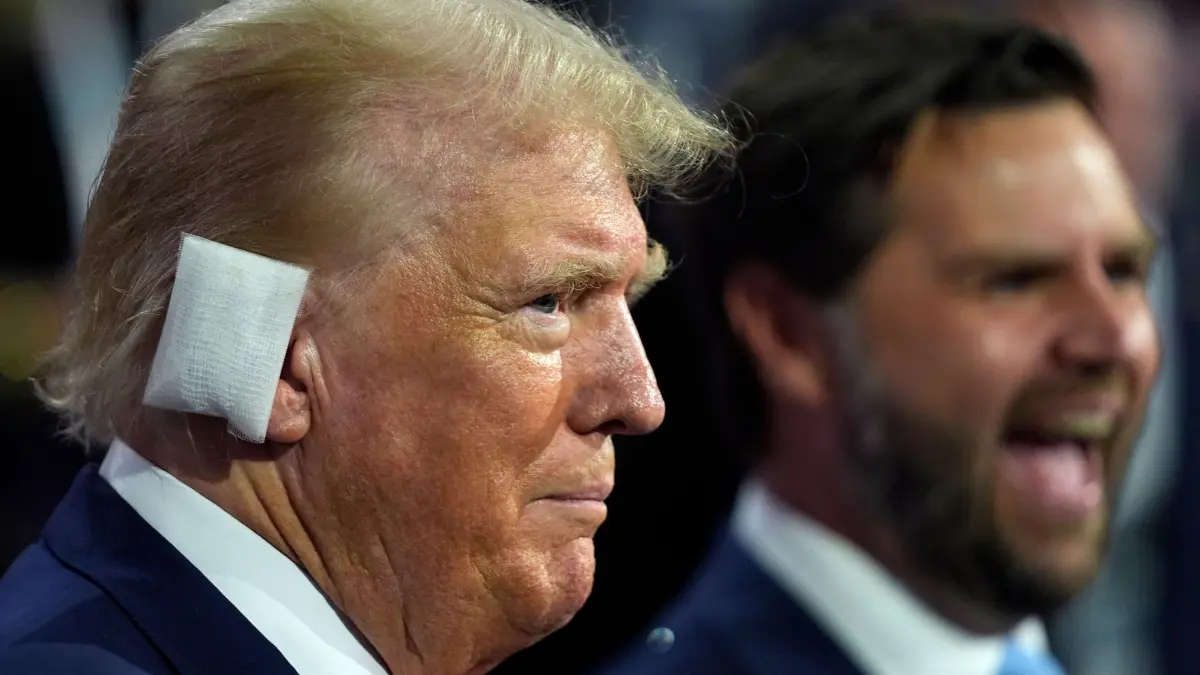 Wahlkampf in den USA - Parteitag der Republikaner: 15.07.2024, USA, Milwaukee: Der republikanische Präsidentschaftskandidat und ehemalige US-Präsident Donald Trump nimmt am ersten Tag der Republican National Convention teil und trägt einen Verband am Ohr. Foto: Evan Vucci/AP +++ dpa-Bildfunk +++