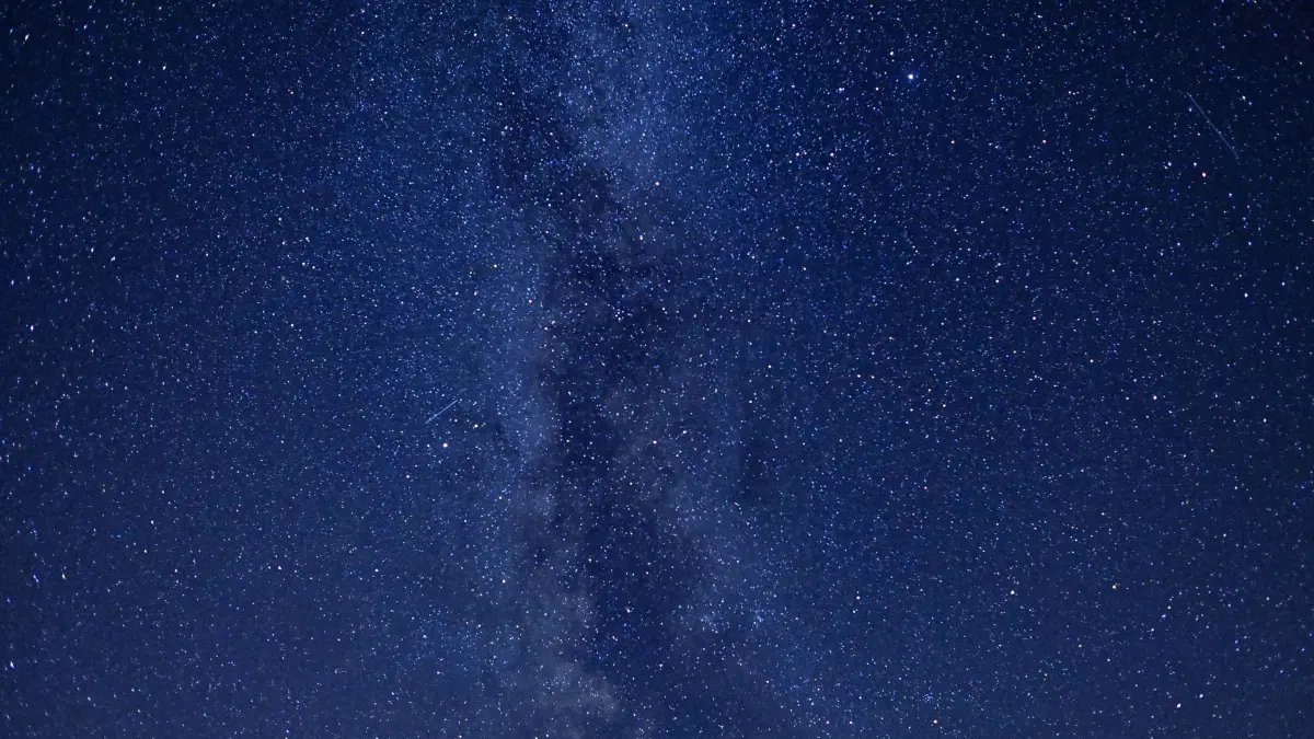 Sternenhimmel im August über Brandenburg: ARCHIV - 12.08.2021, Brandenburg, Petersdorf: Ein Teil der Milchstraße ist am Nachthimmel zu sehen. Die Sternschnuppen der Perseiden sind in der ersten Augusthälfte teils im Minutentakt am Nachthimmel zu sehen. (zu dpa: «Sternschnuppen-Regen: Dunkle Regionen hoffen auf gute Sicht») Foto: Patrick Pleul/dpa-Zentralbild/dpa +++ dpa-Bildfunk +++