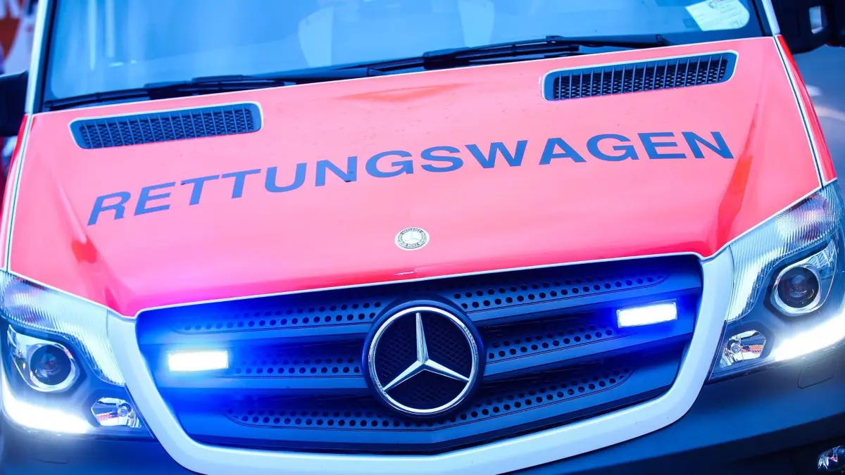 Koeln Symbolfoto eines Rettungswagen im Einsatz Copyright: Horn/xEibner-Pressefoto EP_bhorn
Cologne Symbolic image a Ambulance in Use Copyright Horn Press photo EP_bhorn