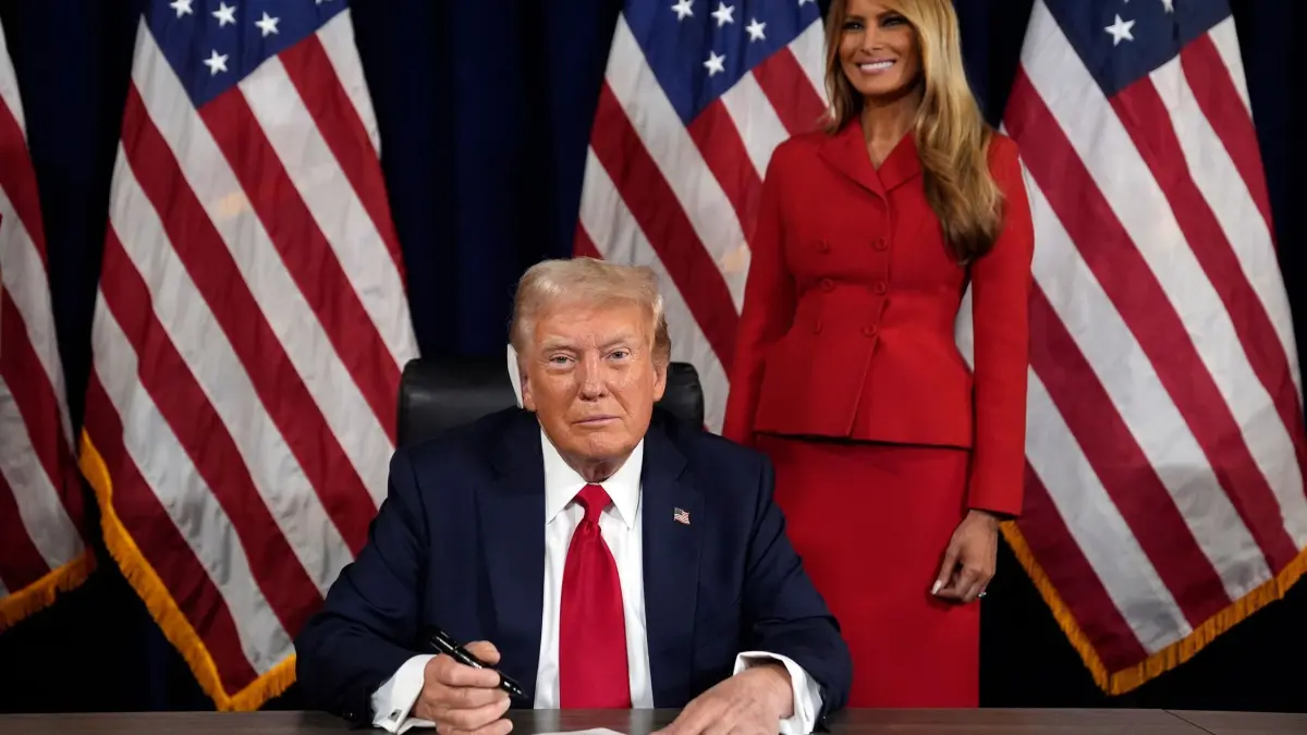 Wahlkampf in den USA - Parteitag der Republikaner: 18.07.2024, USA, Milwaukee: Während Melania Trump zuschaut, unterschreibt der republikanische Präsidentschaftskandidat und ehemalige US-Präsident Donald Trump am letzten Tag der Republican National Convention im Fiserv Forum die Papiere zur offiziellen Annahme der Nominierung. Foto: Evan Vucci/AP/dpa +++ dpa-Bildfunk +++