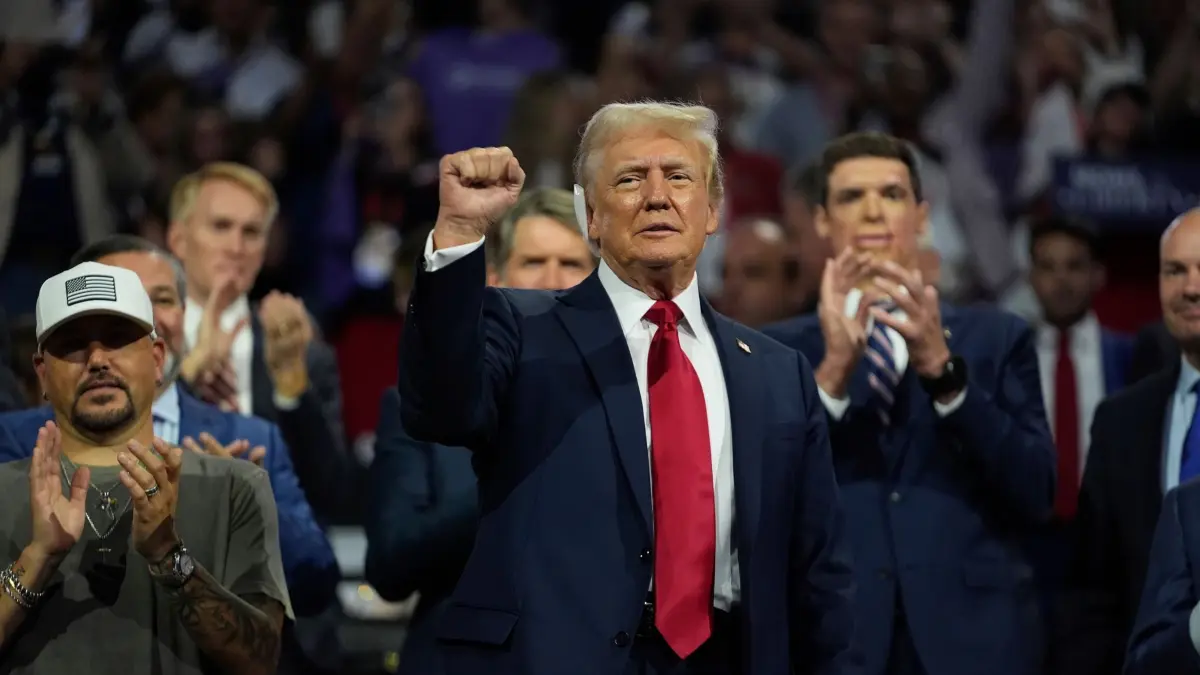 Wahlkampf in den USA - Parteitag der Republikaner: 18.07.2024, USA, Milwaukee: Der republikanische Präsidentschaftskandidat und ehemalige US-Präsident Donald Trump gestikuliert, als er am letzten Tag der Republican National Convention auftritt. Foto: Paul Sancya/AP/dpa +++ dpa-Bildfunk +++