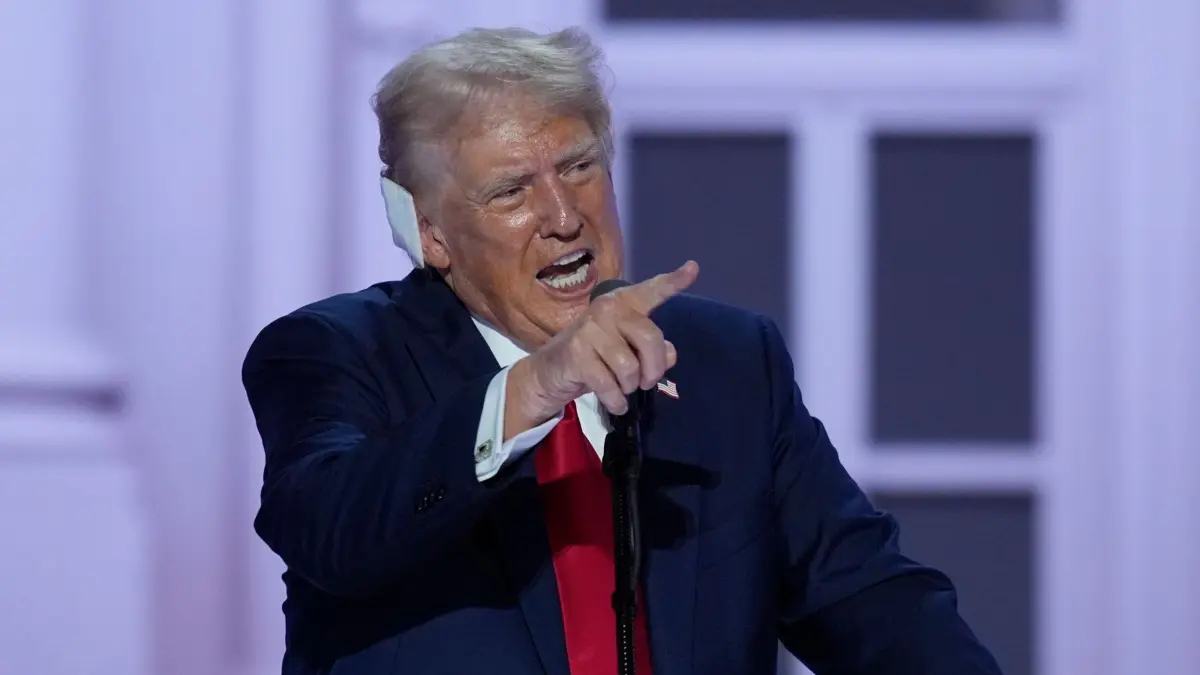 Wahlkampf in den USA - Parteitag der Republikaner: 18.07.2024, USA, Milwaukee: Der republikanische Präsidentschaftskandidat und ehemalige US-Präsident Donald Trump spricht während des Republikanischen Nationalkongresses. Foto: J. Scott Applewhite/AP/dpa +++ dpa-Bildfunk +++