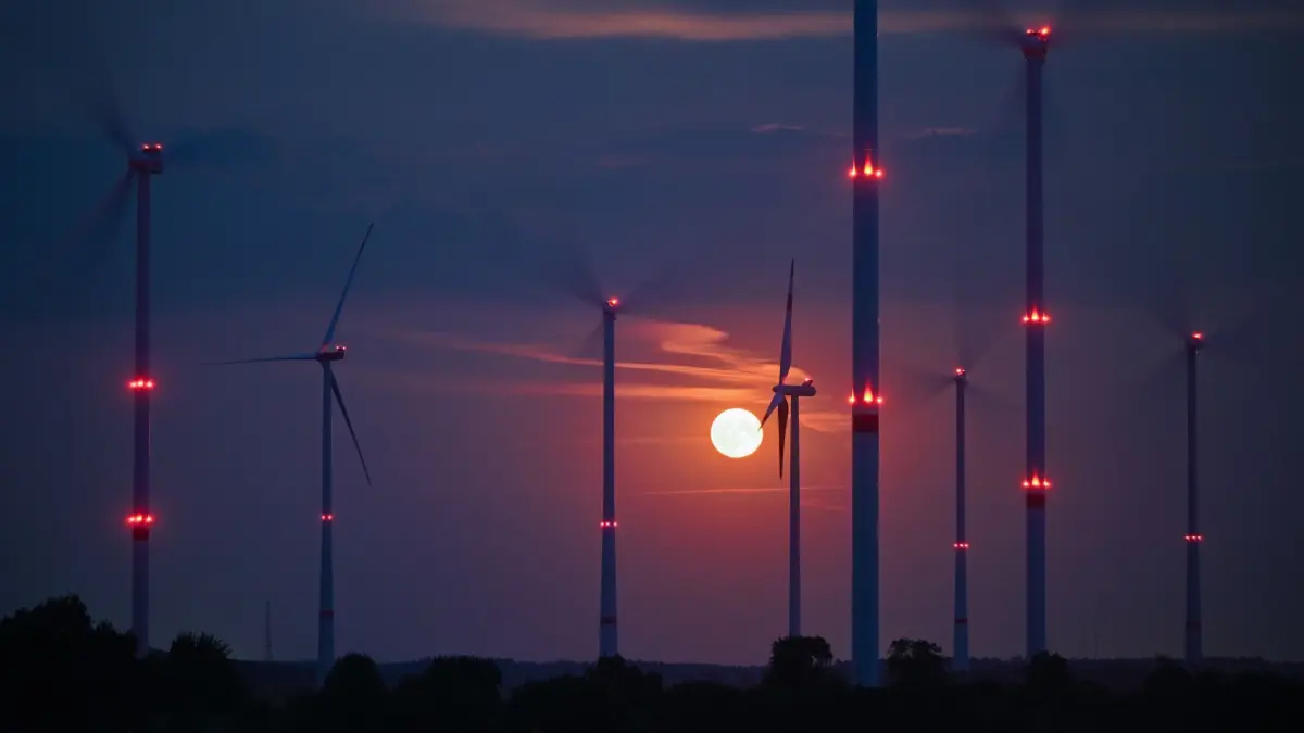 Vollmond über Brandenburg: 21.07.2024, Brandenburg, Sieversdorf: Intensiv rötlich leuchtet der Vollmond am Abend über einem Windenergiepark im östlichen Brandenburg. Foto: Patrick Pleul/dpa +++ dpa-Bildfunk +++