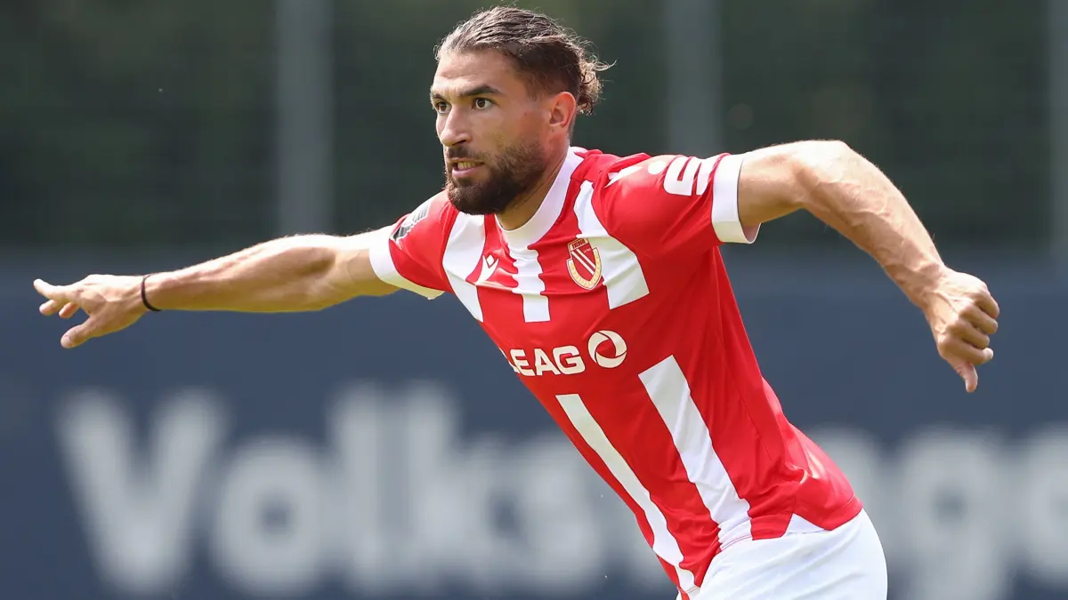 Fussball Testspiel, Eintracht Braunschweig - FC Energie Cottbus: 21.07.2024, xtgx, Fussball Testspiel, Eintracht Braunschweig - FC Energie Cottbus emspor, v.l. Romarjo Hajrulla (Cottbus, 9) gibt Anweisungen, gestikuliert mit den Armen, gesticulate, gives instructions (DFL/DFB REGULATIONS PROHIBIT ANY USE OF PHOTOGRAPHS as IMAGE SEQUENCES and/or QUASI-VIDEO) Foto: Michael Taeger/Jan Huebner