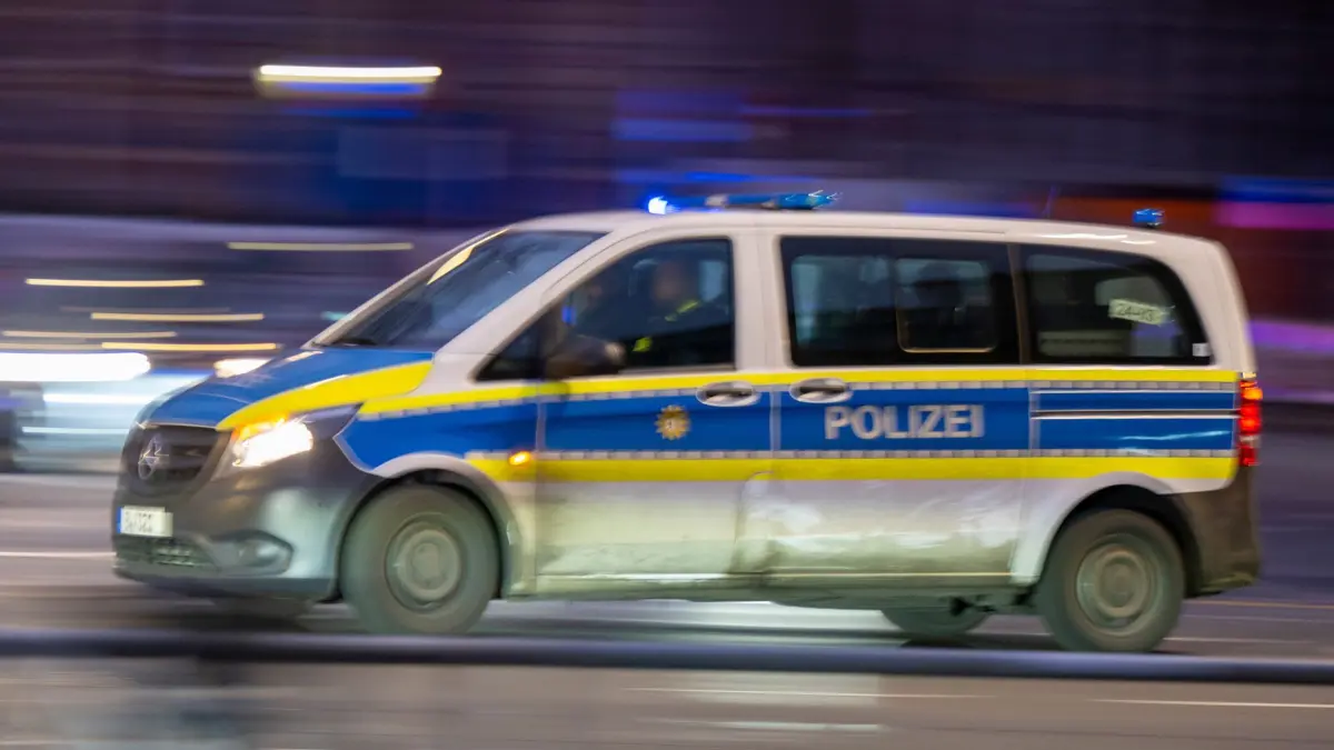 ARCHIV - 13.02.2023, Berlin: Die Kriminalpolizei Neu-Ulm ermittelt gegen einen unbekannten Täter, der einer Frau Stichverletzungen zugefügt und versucht hat, ihre Handtasche zu rauben. (zu dpa: «Versuchter Handtaschenraub - Frau erleidet Stichverletzungen») Foto: Monika Skolimowska/dpa +++ dpa-Bildfunk +++
