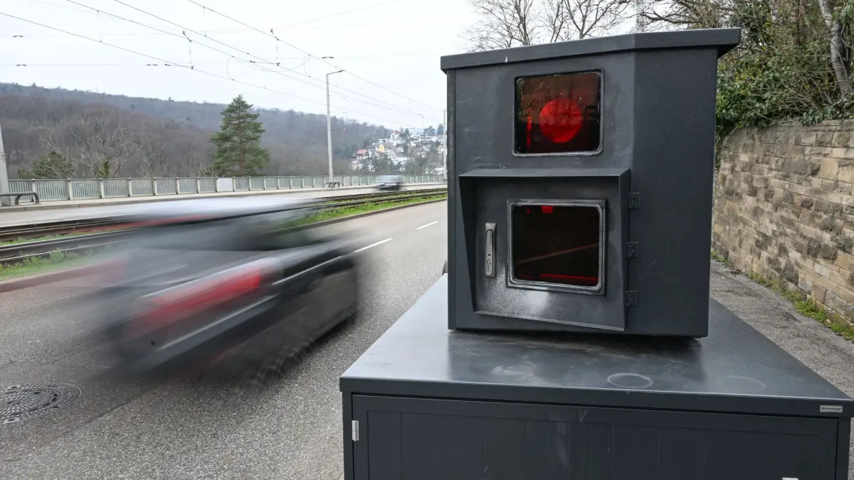 ARCHIV - 08.03.2024, Baden-Württemberg, Stuttgart: Ein Auto fährt auf einer Zufahrtsstraße zur Innenstadt von Stuttgart an einem Blitzer zur Geschwindigkeitskontrolle vorbei. (Wischeffekt durch Langzeitbelichtung) (zu dpa: «Autofahrer aufgepasst: «Blitzermarathon» in Rheinland-Pfalz») Foto: Bernd Weißbrod/dpa +++ dpa-Bildfunk +++