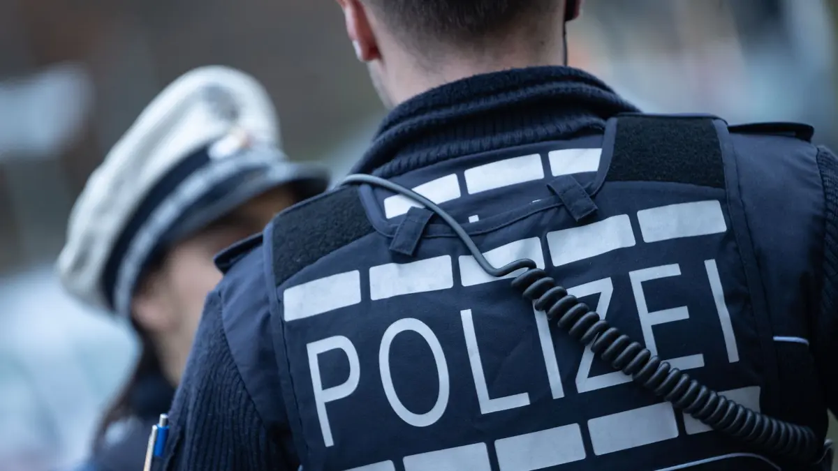 ILLUSTRATION - 30.11.2023, Baden-Württemberg, Stuttgart: Eine Polizistin (l) und ein Polizist gehen im Rahmen eines Fototermins eine Straße entlang (gestellte Szene). (zu dpa: «Messerangriff auf Frau mit Kind auf dem Arm - Unbekannter flüchtet») Foto: Marijan Murat/dpa +++ dpa-Bildfunk +++