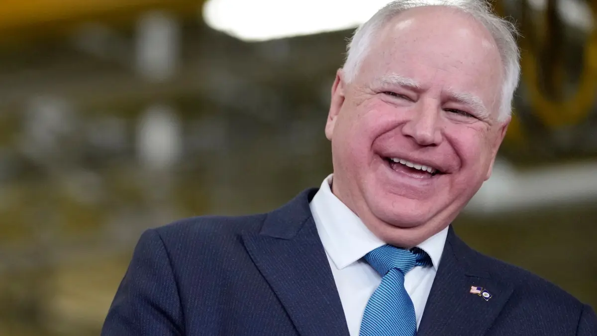 Medien: Harris wählt Tim Walz als Vizekandidaten aus: ARCHIV - 03.04.2023, USA, Fridley: Minnesotas Gouverneur Tim Walz lacht während eines Besuchs der Cummins Power Generation Facility in Fridley, Minnesota, am Montag, 3. April 2023. Die Demokratin Kamala Harris hat nach Medienberichten Tim Walz als ihren Vizekandidaten für die US-Präsidentschaftswahl im November auserkoren. Foto: Carolyn Kaster/AP/dpa +++ dpa-Bildfunk +++