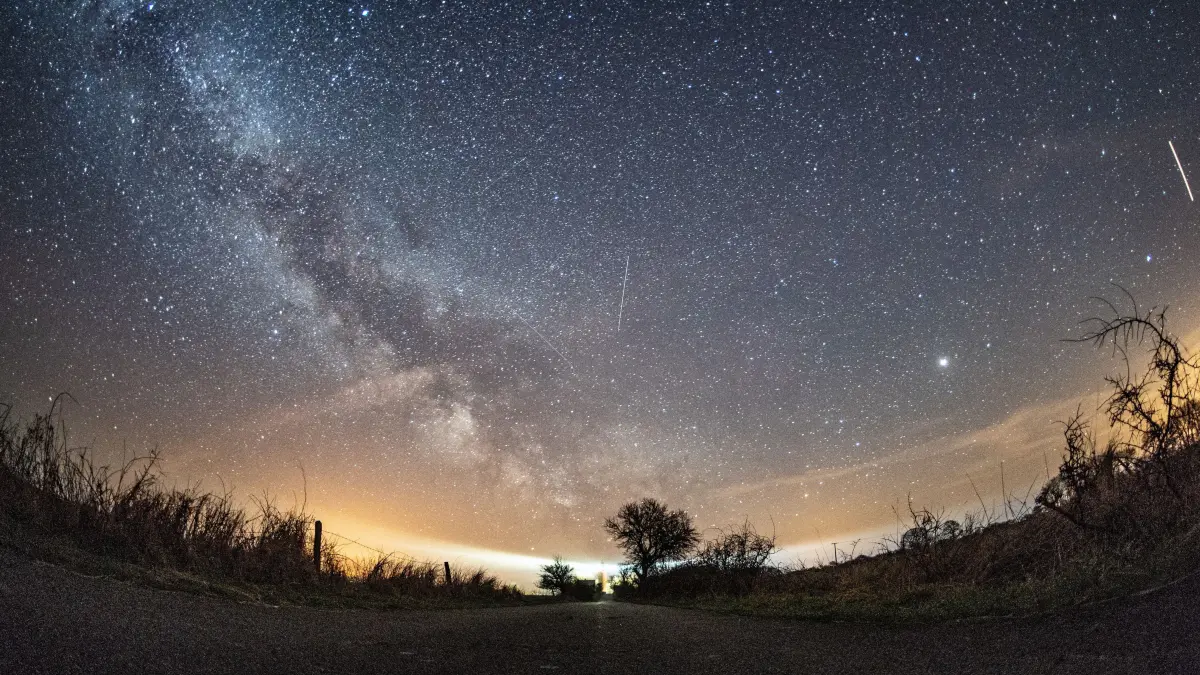 Verschiedene Flugobjekte sind rund um die Milchstraße während des Lyriden-Meteorschauers am Nachthimmel über Fehmarn zu sehen. (Zu dpa "Wetter: Gute Sicht für kommende Sternschnuppen-Nächte") +++ dpa-Bildfunk +++