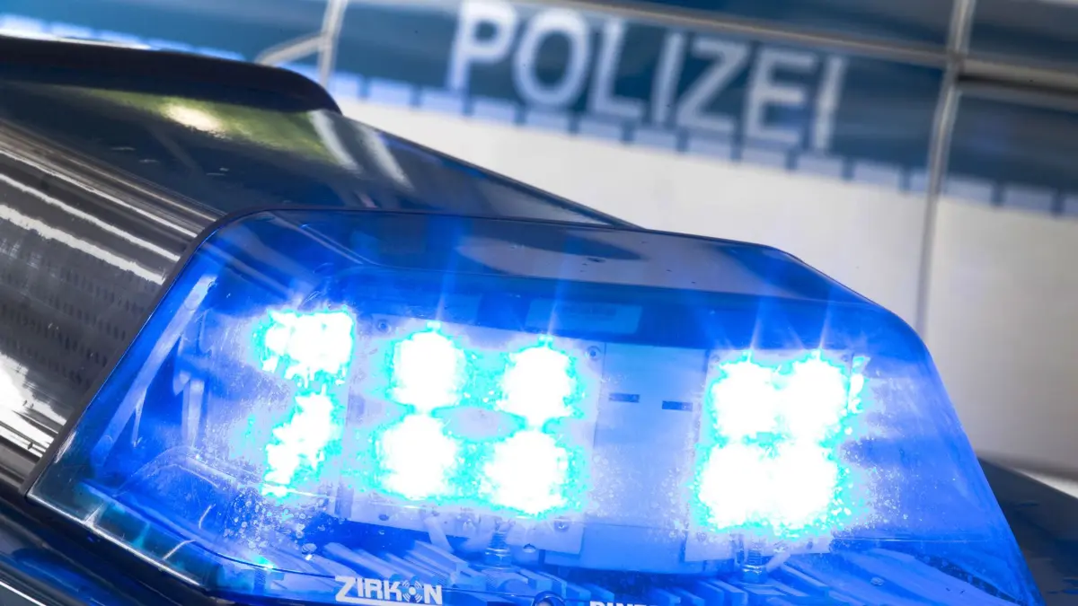 ARCHIV - 27.07.2015, NA, ---: Ein Blaulicht leuchtet auf dem Dach eines Polizeiwagens. (zu dpa: «Mitglieder von Drogenbanden im Raum Heilbronn festgenommen») Foto: Friso Gentsch/dpa +++ dpa-Bildfunk +++