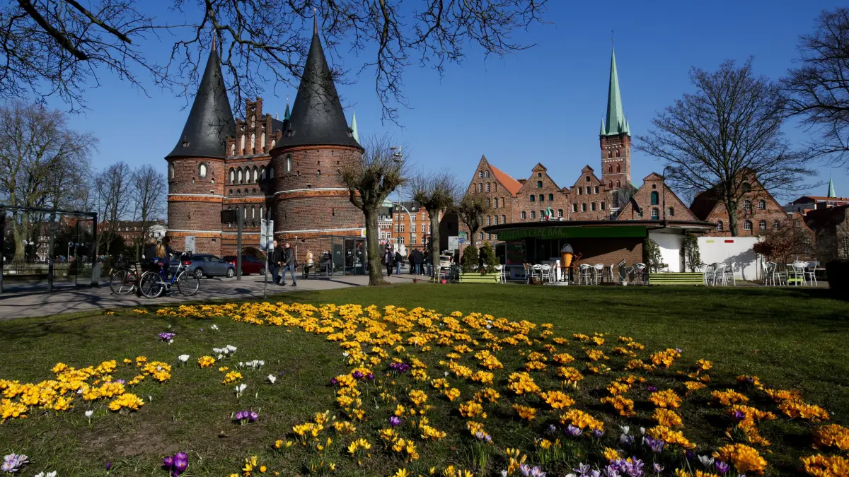 Wann ist in Schleswig-Holstein 2024 schulfrei? Alle Termine für die Schulferien, Feier- und Brückentage im Überblick.