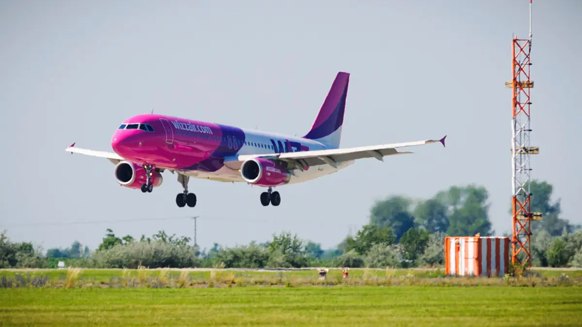 epa03271167 A Wizz Air jet is about to land after the first scheduled flight of the low-budget airline from London-Luton, Great Britain, at the airport of Debrecen, 226 kms east of Budapest, Hungary, 18 June 2012. It was the first ever scheduled flight connecting Debrecen and London. EPA/ZSOLT CZEGLEDI HUNGARY OUT ++ +++ dpa-Bildfunk +++