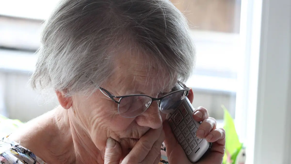 Winden Themenbild - Enkeltrick, Neffentrick, Telefontrick, Telefonbetrug, Betrug, Telefonstreich, Telefonieren Themenbild - Enkeltrick, Neffentrick, Telefontrick, Telefonbetrug, Betrug, Telefonstreich, Telefonieren XMR, Model release Vertrag liegt vor, eine aeltere Frau, Rentnerin, Seniorin telefoniert mit ihrend Händen und Fingern und ihrem Telefon, Festnetzapperat,klingeln eines Telefonapperates, Telefonhöhrer, auf der Couch neben dem Tisch in ihrem Wohnzimmer, Symbolbild, Themenbild, Featurebild *** Wind theme image grandson trick, nephew trick, phone trick, phone scam, scam, prank call, phone call theme image grandson trick, nephew trick, phone trick, phone scam, scam, prank call, phone call XMR, model release contract is present, Copyright: xFleigx/xEibner-Pressefotox EP_dfg