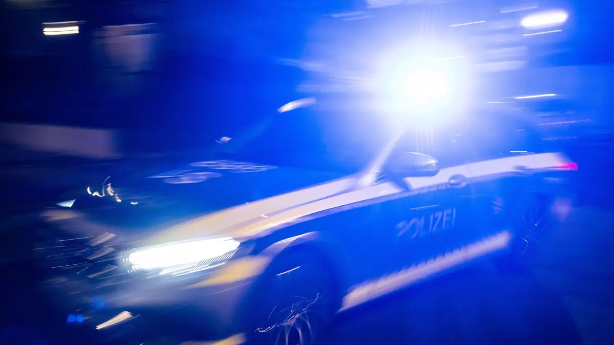 ILLUSTRATION - 30.11.2023, Baden-Württemberg, Stuttgart: Ein Polizeifahrzeug fährt mit Blaulicht an einem Gebäude vorbei. (zu dpa: «Polizei nimmt Autofahrer nach Verfolgungsjagd fest») Foto: Marijan Murat/dpa +++ dpa-Bildfunk +++