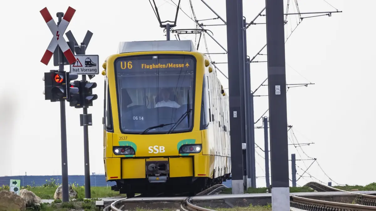 Stadtbahn der SSB Stuttgart. Linie U6 zum Flughafen und zur Messe. // 14.04.2022: DEU, Deutschland, Baden-Württemberg, Leinfelden-Echterdingen. *** Light rail of SSB Stuttgart line U6 to airport and trade fair 14 04 2022 DEU, Germany, Baden Württemberg, Leinfelden Echterdingen