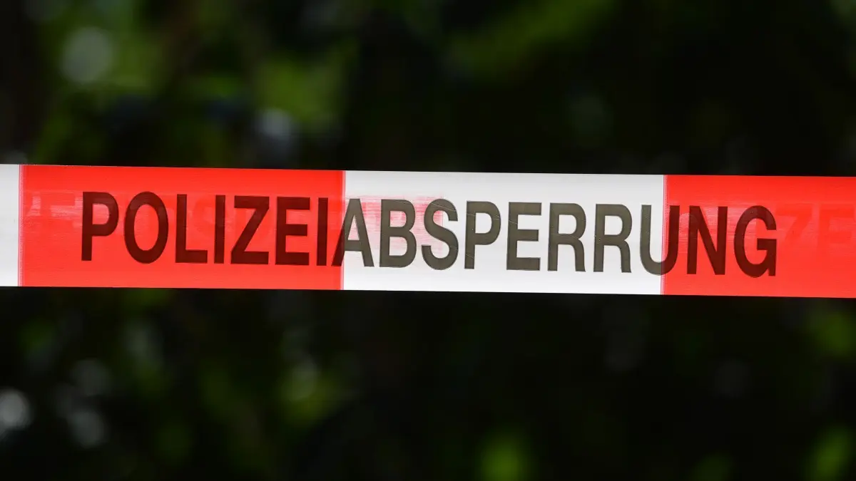 Polizeiabperrung: ARCHIV - 06.08.2020, ---: ILLUSTRATION - Absperrband der Polizei sichert einen Tatort. (zu dpa: «Frau in Freital getötet - Anklage gegen Ehemann») Foto: Hendrik Schmidt/dpa-Zentralbild/dpa +++ dpa-Bildfunk +++